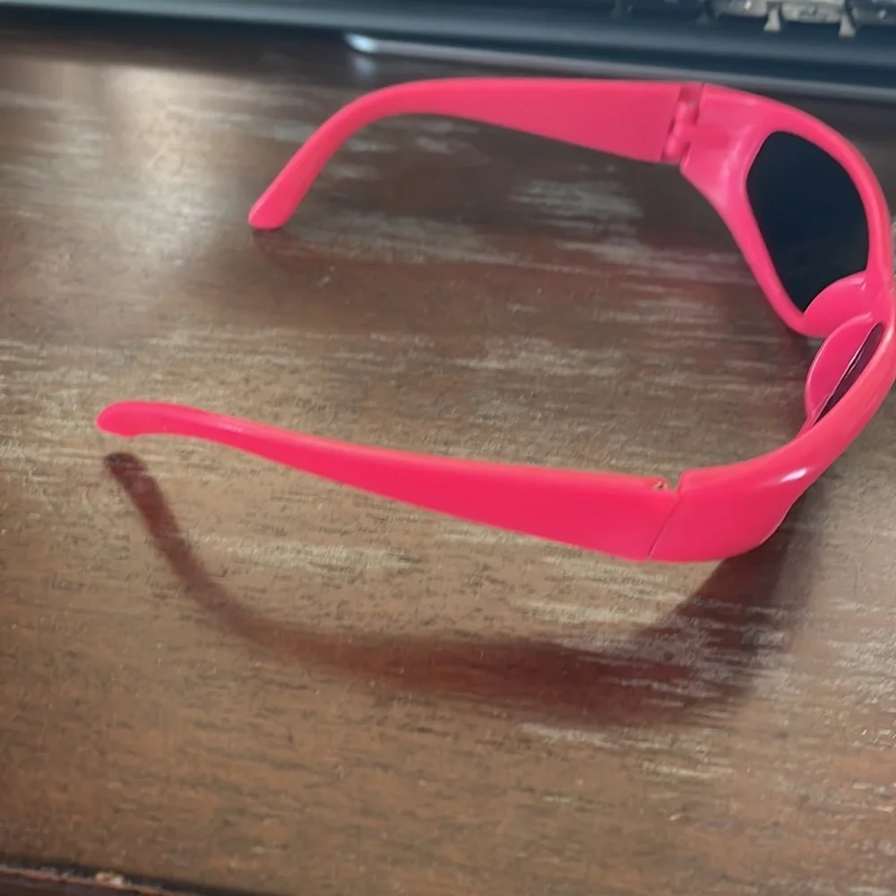 Kids hot pink sunglasses IOP